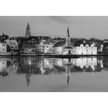 Lais Puzzle - Schöne Spiegelung des Stadtbilds von Reykjavik im See Tjornin zur blauen Stunde im Winter in schwarz weiß - 1.000 Teile