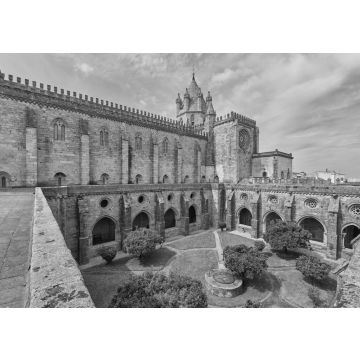 Lais Puzzle - Blick auf den gotischen Kreuzgang der Kathedrale von Evora, Alentejo, Portugal in schwarz weiß - 500, 1.000 & 2.000 Teile
