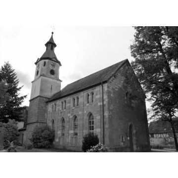 Lais Puzzle - Evangelische Kirche St Leonhard in Markt Erlbach in Bayern in schwarz weiß - 500, 1.000 & 2.000 Teile