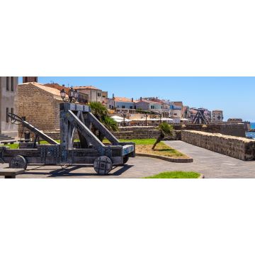 Lais Puzzle - Alghero, Sardinien, Italien. Ein altes Katapult auf der Böschung in der Altstadt, Panorama - 2.000 Teile