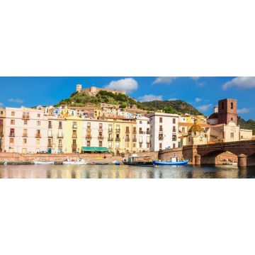 Lais Puzzle - Buntes Boot vor dem Hintergrund der schönen Gebäude von Bosa, Sardinien, Italien, Panorama - 2.000 Teile