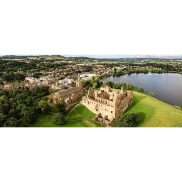Lais Puzzle - Die Skyline von Linlithgow mit den Ruinen des Linlithgow Palace und der St. Michael's Kirche aus der Luft. Linlithgow, West Lothian, Schottland, Panorama - 2.000 Teile