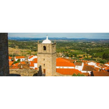 Lais Puzzle - Schöner alter Kirchturm in den Bergen von Gardunha, Portugal. Altes historisches Dorf von Castelo Novo - Fundao - Portugal, Panorama - 2.000 Teile