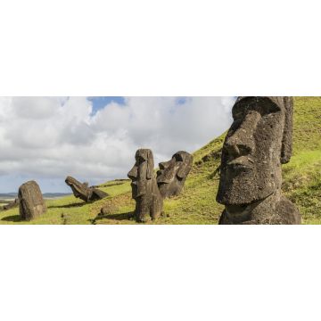 Lais Puzzle - Moai-Skulpturen in verschiedenen Fertigstellungsstadien bei Rano Raraku, dem Steinbruch für alle Moai auf der Osterinsel, Rapa Nui-Nationalpark, Osterinsel (Isla de Pascua), Chile, Panorama - 2.000 Teile