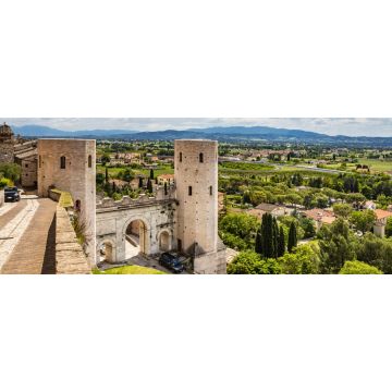 Lais Puzzle - Die Porta di Venere aus der Römerzeit, aus weißem Travertin, mit ihren drei Bögen und den beiden Türmen des Properzio. In Spello, Provinz Perugia, Umbrien, Italien, Panorama - 2.000 Teile