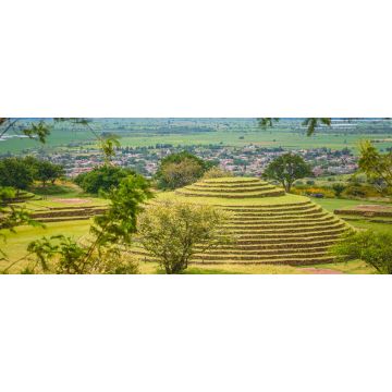 Lais Puzzle - Archäologische Zone von Guachimontones im Bundesstaat Jalisco, Mexiko. Pyramide mit Sommerlandschaft und blauem Himmel, Panorama - 2.000 Teile