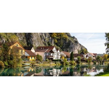Lais Puzzle - Idyllischer Blick auf das Dorf Markt Essing in Bayern, Deutschland, mit der Altmühl und hohen Felsen, Panorama - 2.000 Teile