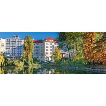 Lais Puzzle - Park am Ufer des Lietzen-Sees mit sich im Wasser spiegelnden Gebäuden in Berlin, Deutschland, Panorama - 2.000 Teile