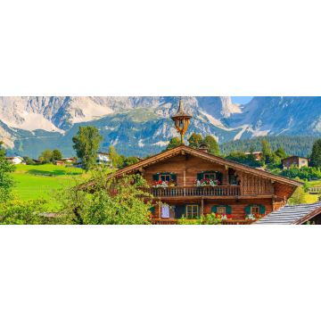 Lais Puzzle - Typische Holz-Alpenhaus gegen Alpen Berge Hintergrund auf grüne Wiese in Going am Wilden Kaiser Dorf auf sonnigen Sommertag, Tirol, Österreich, Panorama - 2.000 Teile