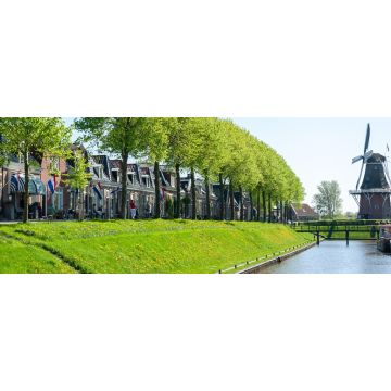 Lais Puzzle - Eine klassische holländische Windmühle in der Stadt Dokkum, Friesland, in den nördlichen Teilen der Niederlande, an einem sonnigen Frühlingsnachmittag, Panorama - 2.000 Teile