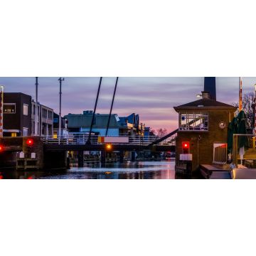 Lais Puzzle - Die beliebte Stadtbrücke Alphensebrug in Alphen aan den Rijn, Niederlande, wunderschöne Wasserlandschaft bei Sonnenuntergang, Panorama - 2.000 Teile