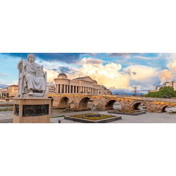 Lais Puzzle - Skopje, Nord-Mazedonien: Statue des byzantinischen Kaisers Justinian und Steinbrücke hinter dem Archäologiemuseum bei Sonnenuntergang in Skopje, Panorama - 2.000 Teile
