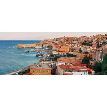 Lais Puzzle - Panorama-Seelandschaft mit Gaeta, Latium, Italien. Malerische historische Stadt mit alten Gebäuden, alten Kirchen, schönem Sandstrand und klarem blauem Wasser. Berühmtes Touristenziel an der Riviera di Ulisse, Panorama - 2.000 Teile