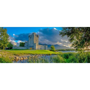 Lais Puzzle - Idyllische Landschaft von Ross Castle im Killarney National Park in Irland. Reise mit dem Auto durch den Ring of Kerry, Panorama - 2.000 Teile