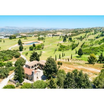 Lais Puzzle - Luftaufnahme des Klosters Stavros tis Minthis St. Anthony und des Golfplatzes im Dorf Tsada, Paphos, Zypern, aus der Vogelperspektive. Kirche umgeben von Putting Green, Seen und Weinbergen im Tal - 1.000 Teile
