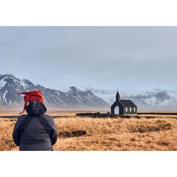 Lais Puzzle - Nördliche Landschaften: Rückenansicht einer Frau, die über die Einsamkeit der Budir-Kirche in der isländischen Landschaft nachdenkt. Halbinsel Snaefellnes, Region Vesturland, Island - 1.000 Teile