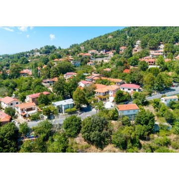 Lais Puzzle - Luftaufnahme des Dorfes Pano Platres, Wintersportort, im Troodos-Gebirge, Limassol, Zypern. Blick aus der Vogelperspektive auf Pinienwald, rote Ziegelhäuser, Hotels, Panagias Faneromenis Kirche von oben - 1.000 Teile
