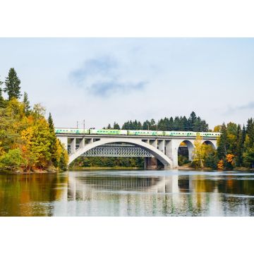 Lais Puzzle - Kouvola, Finnland: Herbstlandschaft mit Brücke mit fahrendem Personenzug und Kymijoki Flusswasser in Finnland, Kymenlaakso, Kouvola, Koria - 1.000 Teile