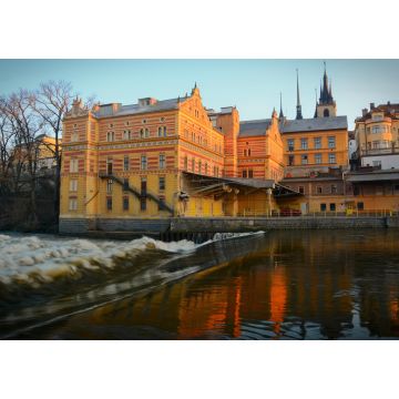 Lais Puzzle - Alte Mühle am Fluss Ohře in Louny, Tschechische Republik. Bunte gelbe und rote Fassade der alten Mühle aus den 1880er Jahren - 1.000 Teile