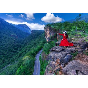 Lais Puzzle - Thailänderin in rotem Kleid auf dem Felsen sitzend am Pha luang daeng Aussichtspunkt, Chiang mai, Thailand - 1.000 Teile