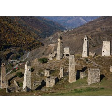 Lais Puzzle - Herbstlandschaft mit Blick auf einen mittelalterlichen, alten Steinturmkomplex in den Bergen von Inguschetien, Russland - 1.000 Teile
