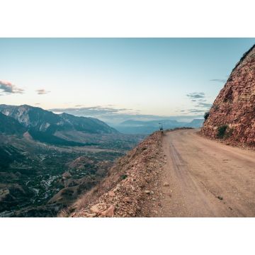 Lais Puzzle - Gefährliche schmale Bergstraße entlang der Klippen. Gefährliches Fahren abseits der Straße entlang der Bergkante und der steilen Klippe. Dagestan - 1.000 Teile
