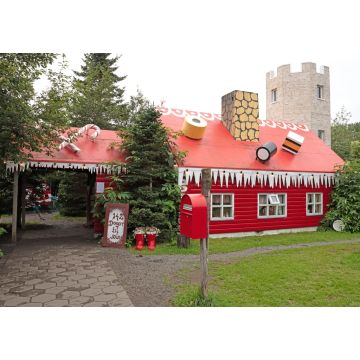 Lais Puzzle - Akureyri, Island: Dies ist das Haus des Weihnachtsmanns in Akureyri im Norden Islands, wo Besucher das ganze Jahr über Süßigkeiten und Weihnachtsschmuck kaufen - 1.000 Teile