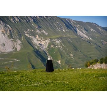 Lais Puzzle - Mann in kaukasischer Nationaltracht genießt die Aussicht in Dagestan - 1.000 Teile