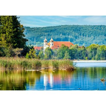 Lais Puzzle - Klosterkirche Schlehdorf spiegelt sich im Kochelsee im Blauen Land - 1.000 Teile