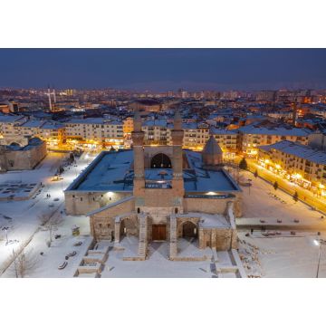 Lais Puzzle - Die Madrasa mit zwei Minaretten wurde 1271 in der İlhanlı-Periode erbaut. Bemerkenswert sind die Kacheldekorationen an den Minaretten. Sivas, Türkei - 1.000 Teile
