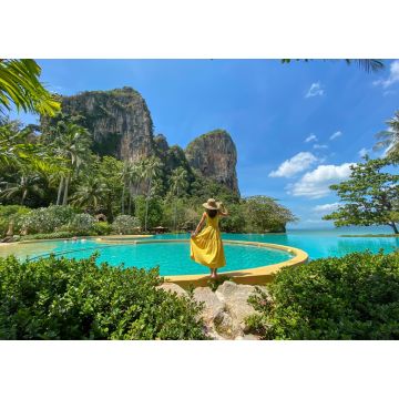 Lais Puzzle - Touristin in gelbem Kleid und Hut am Railay Strand, Krabi, Thailand - 1.000 Teile