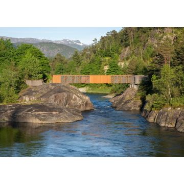 Lais Puzzle - Sand, Norwegen: Wunderschöne Landschaften in Norwegen. Hose Bru, die Metallbrücke ist eine Fußgängerbrücke in der Ortschaft Sand (Suldal). Die Brücke überspannt den Fluss Sudalslagen an einem sonnigen Frühlingstag. - 1.000 Teile