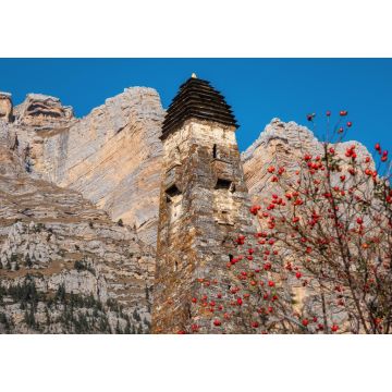 Lais Puzzle - Sonniger Nachmittag in den Bergen des Kaukasus. Der mittelalterliche Turmkomplex Nii, einer der authentischen mittelalterlichen burgartigen Turmdörfer, liegt im Bezirk Jejrach in Inguschetien, Russland - 1.000 Teile