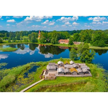 Lais Puzzle - Luftaufnahme von Holzhäusern in der ethnografischen Stätte der Pfahlbauten von Araisi in Lettland - 1.000 Teile