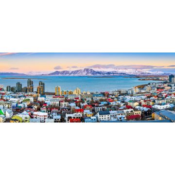 Lais Puzzle - Luftbildpanorama der Innenstadt von Reykjavik bei Sonnenuntergang mit bunten Häusern und verschneiten Bergen im Hintergrund - 2.000 Teile