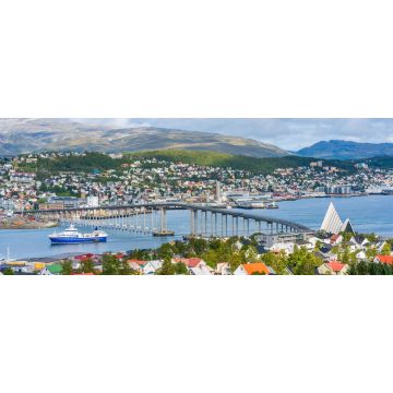 Lais Puzzle - Blick auf Tromso auf der Insel Tromsoya, die über die Tromsoysundet-Meerenge mit Tromsdalen auf dem Festland durch die Tromso-Brücke verbunden ist. Norwegen - 2.000 Teile