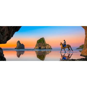 Lais Puzzle - Blick aus der Höhle der Landschaft Blick auf den Sonnenuntergang von Wharariki Strand mit Frau reitet Pferd auf der Reflexion Strand, Neuseeland  - 2.000 Teile