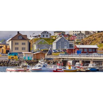 Lais Puzzle - Schöner Panoramablick auf den Hafen von Stykkisholmskirkja mit Fischerschiffen (Booten) in der Stadt Stykkisholmur im Westen Islands. Blick auf die Stadt vom Sugandisey-Kliff mit Leuchtturm. Berühmte bunte Häuser - 2.000 Teile