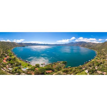 Lais Puzzle - Panoramablick auf den wunderschönen See von Coatepeque in El Salvador, mit blauem Himmel, in der Jahreszeit, in der das Wasser türkis ist und die meisten Berge und die Vegetation grün sind - 2.000 Teile