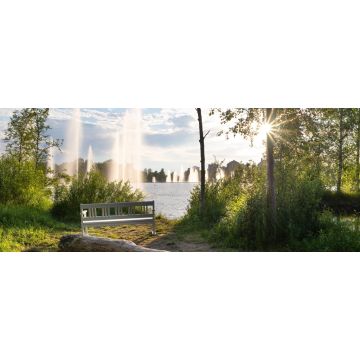 Lais Puzzle - Ainolan puisto Stadtpark in Oulu, Finnland. Springbrunnen in der Sonne und Wohnhäuser im Hintergrund - 2.000 Teile