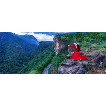 Lais Puzzle - Thailänderin in rotem Kleid auf dem Felsen sitzend am Pha luang daeng Aussichtspunkt, Chiang mai, Thailand - 2.000 Teile