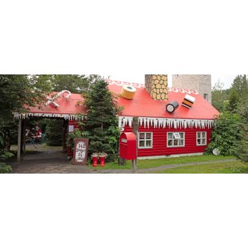 Lais Puzzle - Akureyri, Island: Dies ist das Haus des Weihnachtsmanns in Akureyri im Norden Islands, wo Besucher das ganze Jahr über Süßigkeiten und Weihnachtsschmuck kaufen - 2.000 Teile