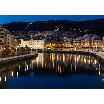 Lais Puzzle - Bilbao, Spanien. Luftaufnahme des Stadtzentrums von Bilbao, Spanien, mit dem Fluss Nervion und der Promenade bei Nacht. Spiegelung im Fluss - 1.000 Teile