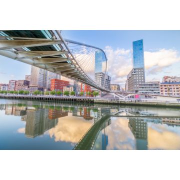 Lais Puzzle - Die Pedro-Arrupe-Fußgängerbrücke ist eine moderne Brücke über die Nervion-Brücke in Bilbao, Baskenland, Spanien - 2.000 Teile