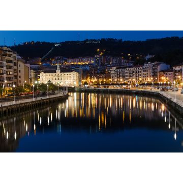 Lais Puzzle - Bilbao, Spanien. Luftaufnahme des Stadtzentrums von Bilbao, Spanien, mit dem Fluss Nervion und der Promenade bei Nacht. Spiegelung im Fluss - 2.000 Teile
