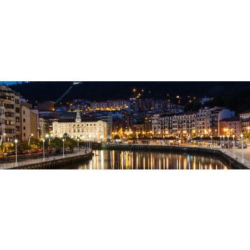 Lais Puzzle - Bilbao, Spanien. Luftaufnahme des Stadtzentrums von Bilbao, Spanien, mit dem Fluss Nervion und der Promenade bei Nacht. Spiegelung im Fluss - 1.000 Teile