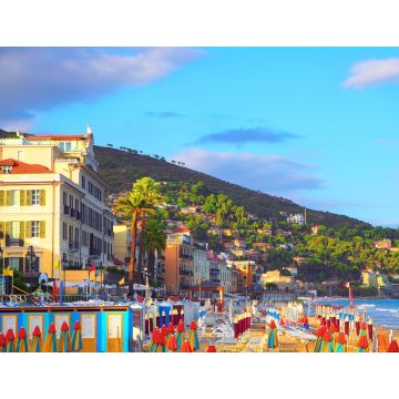 Lais Puzzle - Mehrfarbige Sonnenschirme am Strand in Alassio, Provinz Savona, Region Sanremo, Italien. Stadt bei Sonnenuntergang - 1.000 Teile