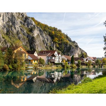 Lais Puzzle - Idyllischer Blick auf das Dorf Markt Essing in Bayern, Deutschland, mit der Altmühl und hohen Felsen - 1.000 Teile