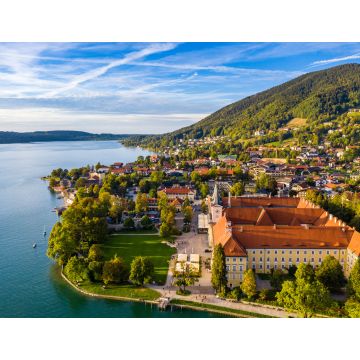 Lais Puzzle - Tegernsee, Deutschland. Der Tegernsee in Rottach-Egern (Bayern), Deutschland, nahe der österreichischen Grenze. Luftaufnahme des Tegernsees in den bayerischen Alpen. Bad Wiessee. Tegernsee in Bayern. - 1.000 Teile