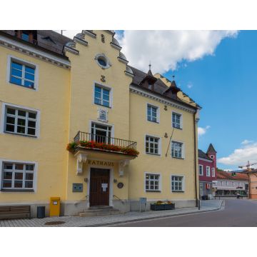 Lais Puzzle - Rathaus in Wörth an der Donau in Bayern bei Regensburg im Sommer bei blauem Himmel - 1.000 Teile